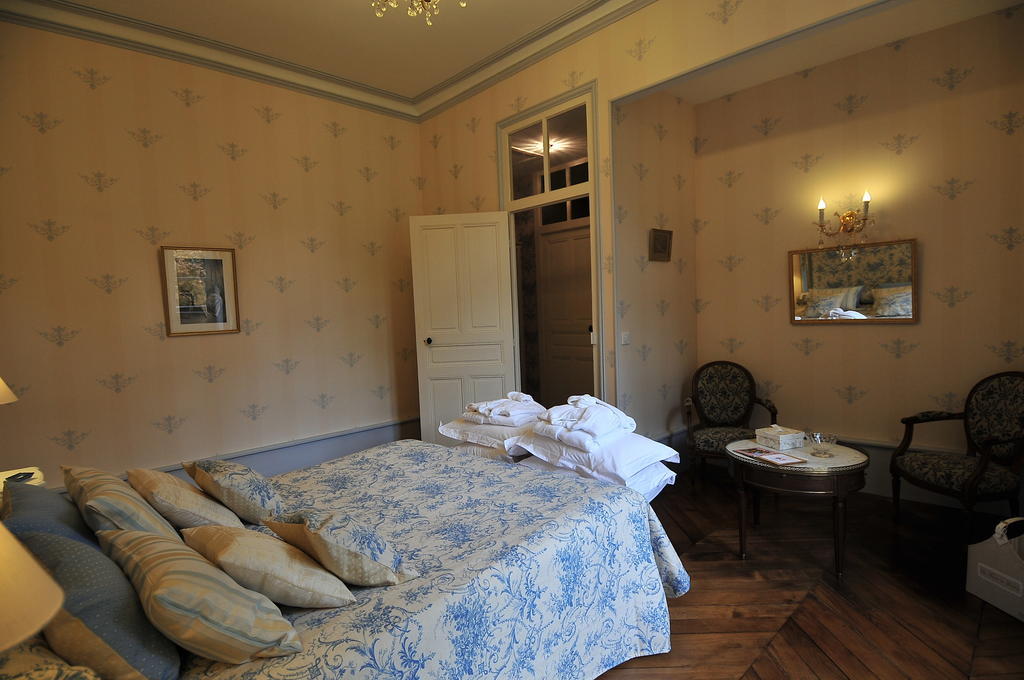 La Demeure D'Aglae Bed & Breakfast Villeneuve-sur-Allier Room photo