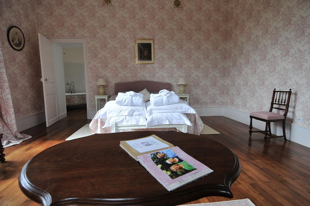 La Demeure D'Aglae Bed & Breakfast Villeneuve-sur-Allier Room photo